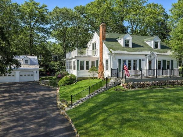 1076 Shabbona DRIVE, Fontana, WI 53125