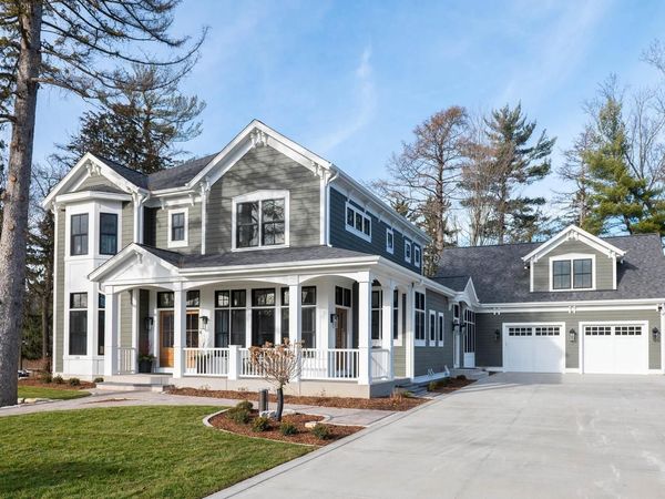 545 Wisconsin AVENUE, Delafield, WI 53018