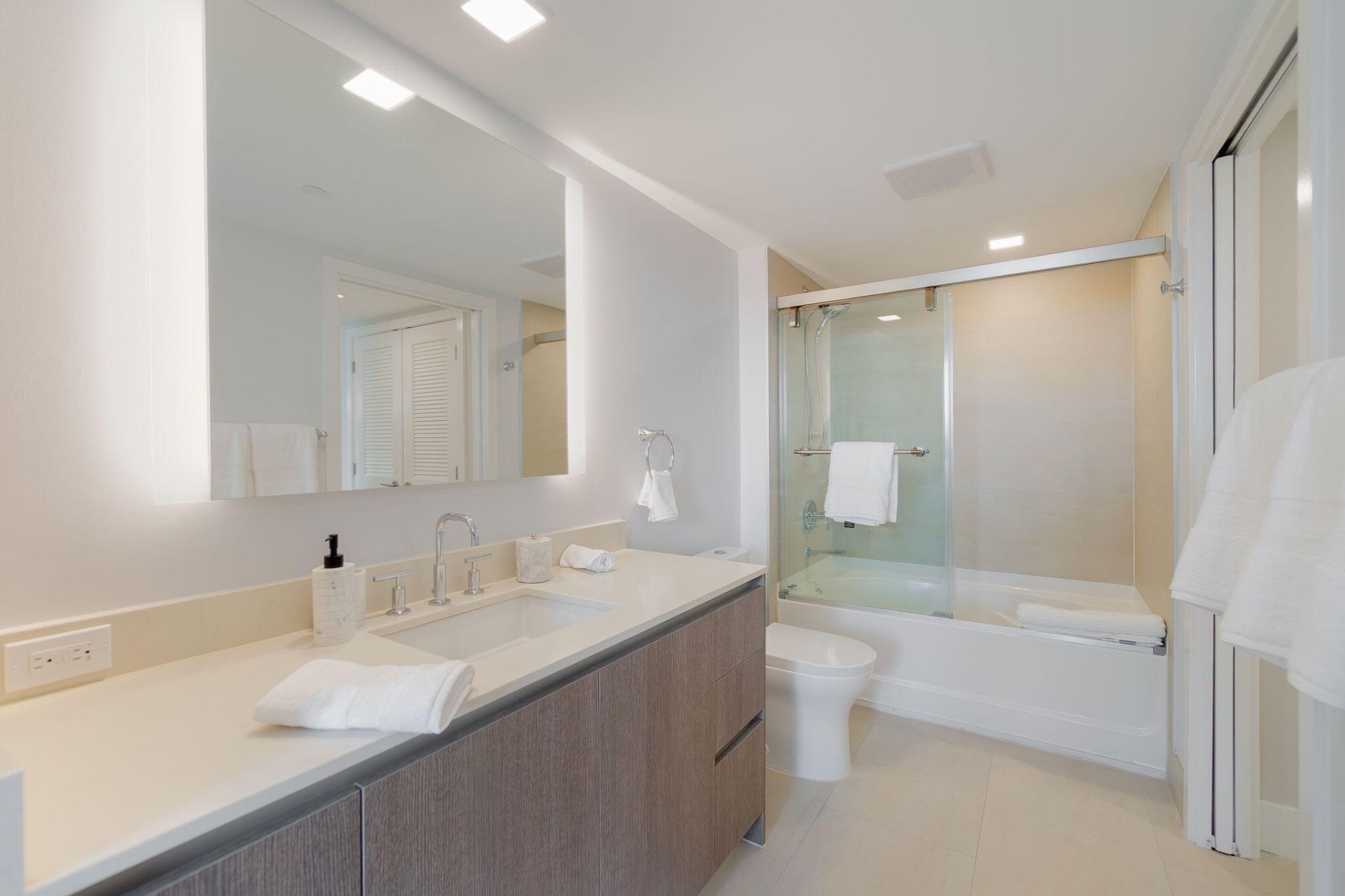 111 SE 1st Avenue, Unit 404, Delray Beach, FL 33444 Photo