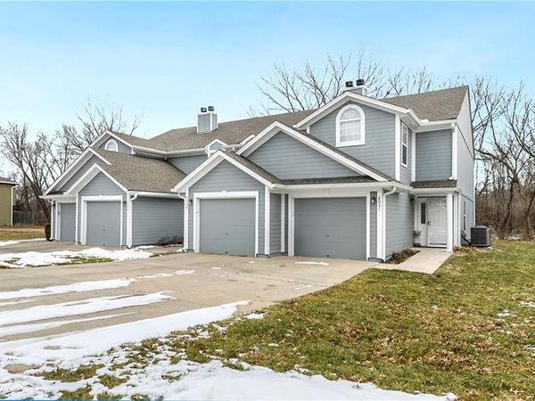 6033 NE Moonstone Drive, Lee's Summit, MO 64064