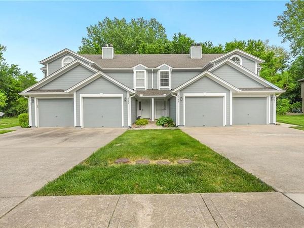 6033 NE Moonstone Drive, Lee's Summit, MO 64064