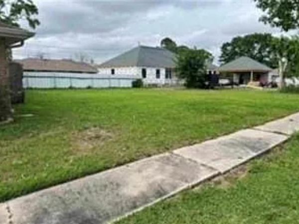 2400 LEGEND Drive, Meraux, LA 70075