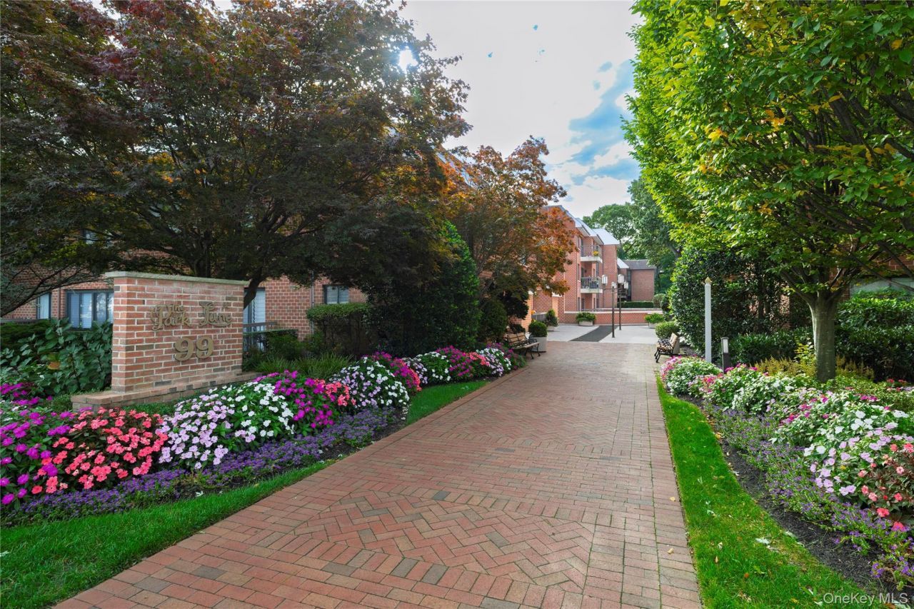 99 S Park Avenue, Unit 320, Rockville Centre, NY 11570 Main Photo