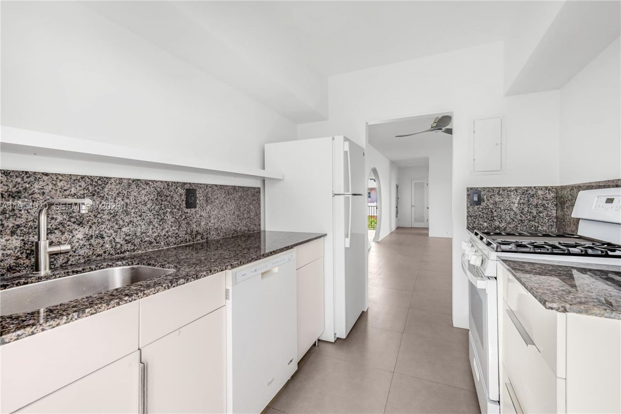 7921 East Dr, Unit 15, North Bay Village, FL 33141 Photo