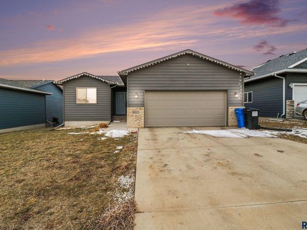 6321 N Seubert Ave, Sioux Falls, SD 57104