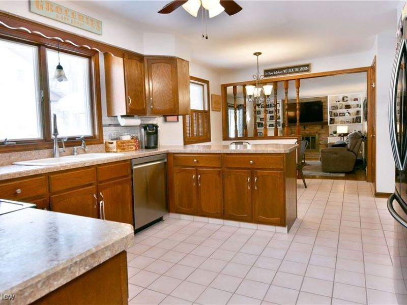 1654 Squaw Creek Drive, Girard, OH 44420 Photo 12