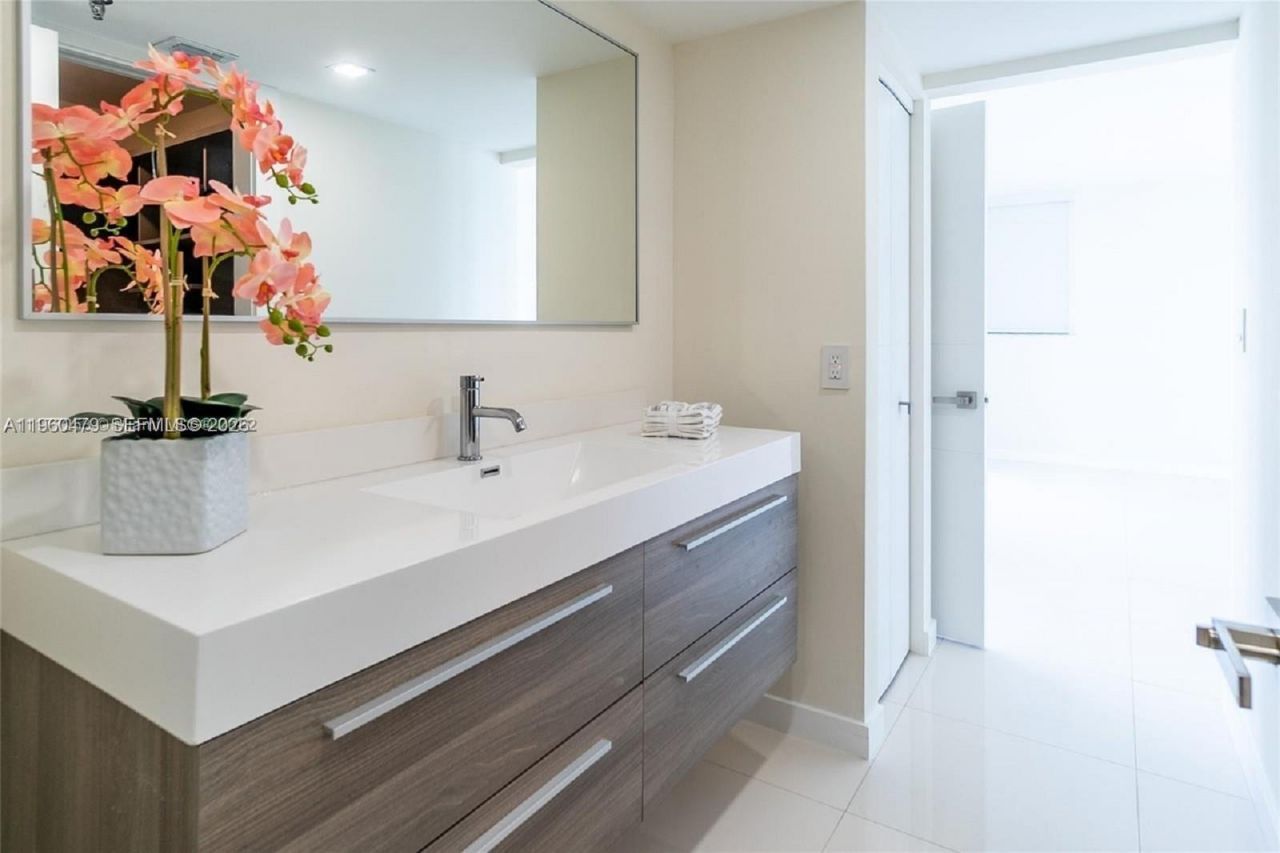 6830 Indian Creek Dr, Unit 8E, Miami Beach, FL 33141 Photo