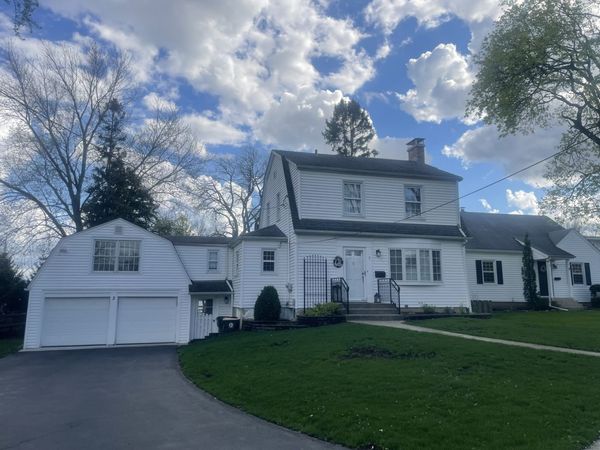 3 LAKEVIEW Drive, Mundelein, IL 60060