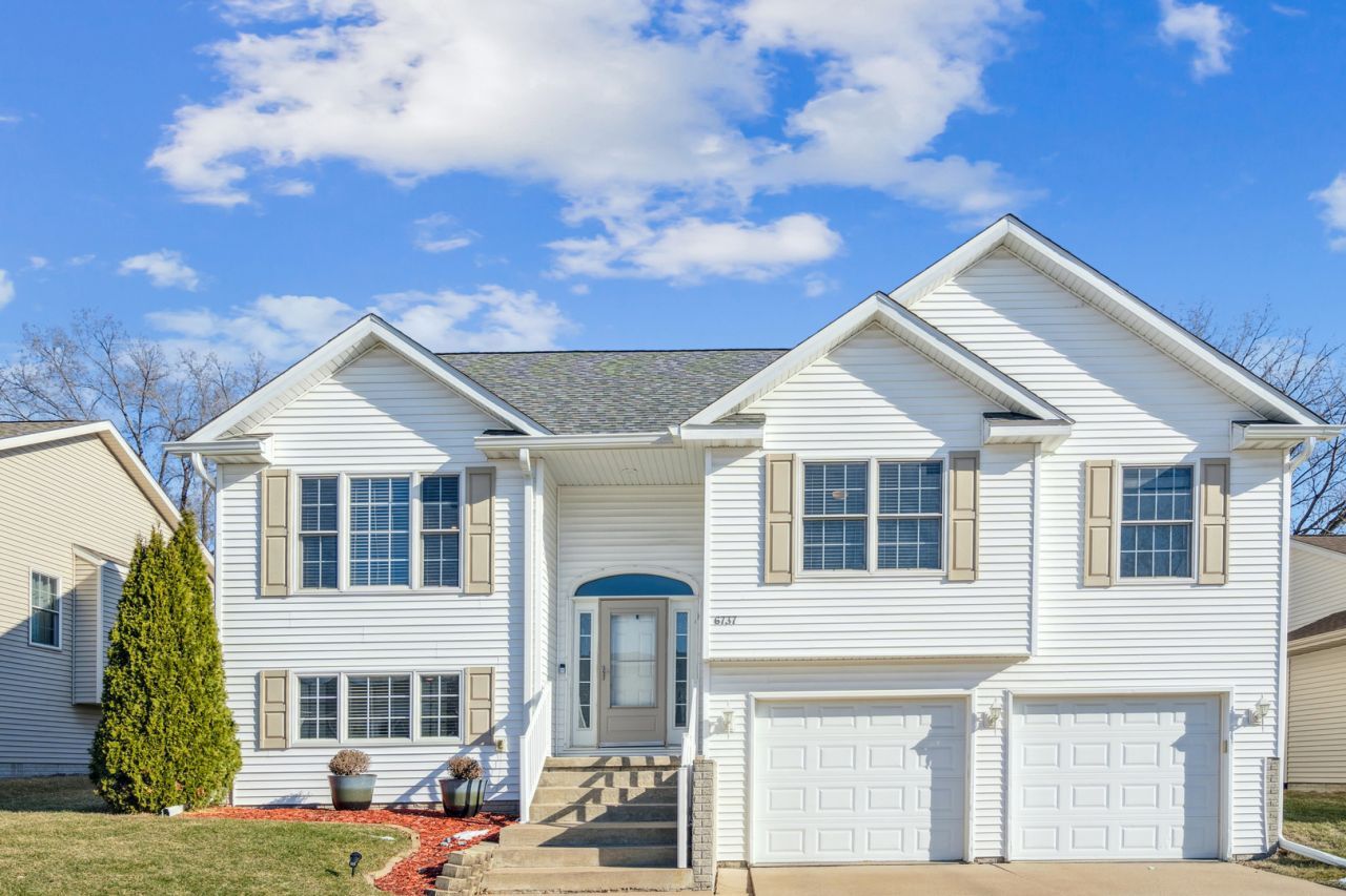 6737 Brookview Lane, Davenport, IA 52806 Main Photo