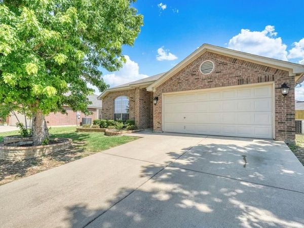 617 Creek Point Drive, Saginaw, TX 76179