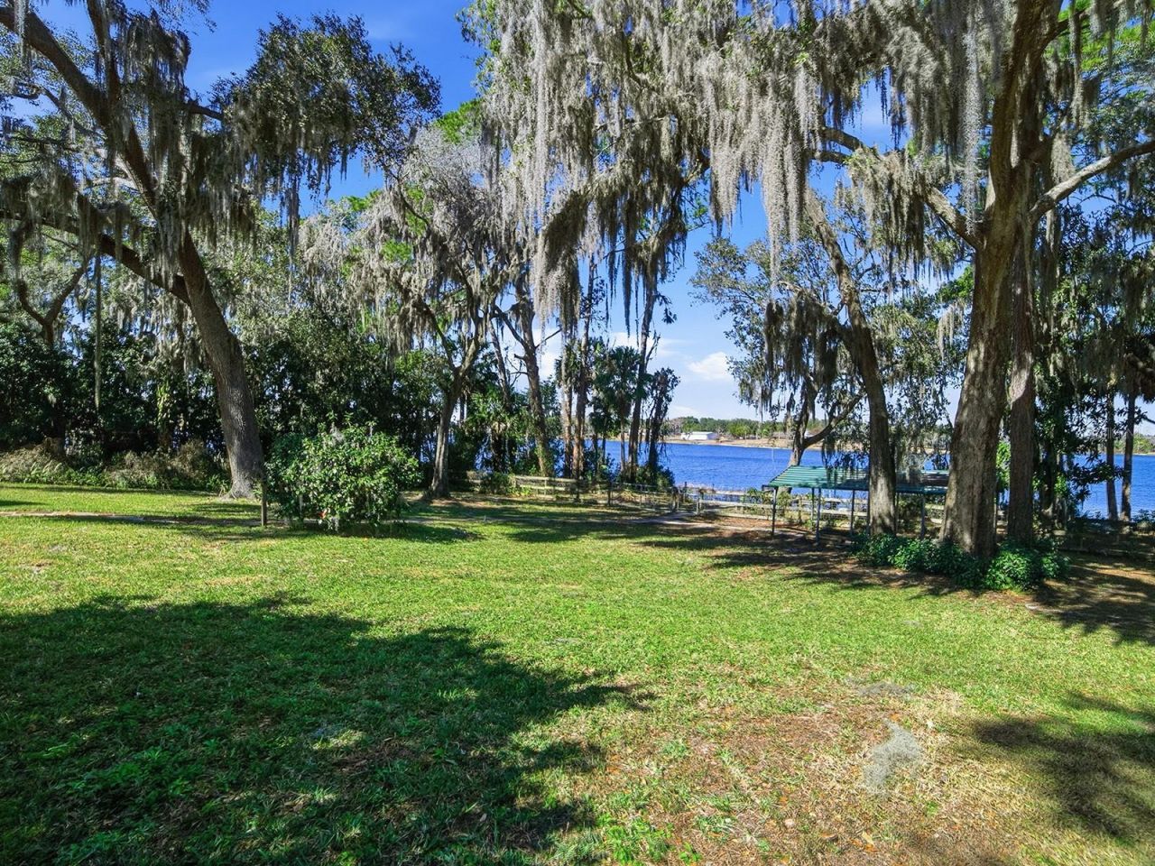 592 Crescent Street, Umatilla, FL 32784 Photo