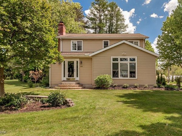 318 Hillside Lane, Chagrin Falls, OH 44022