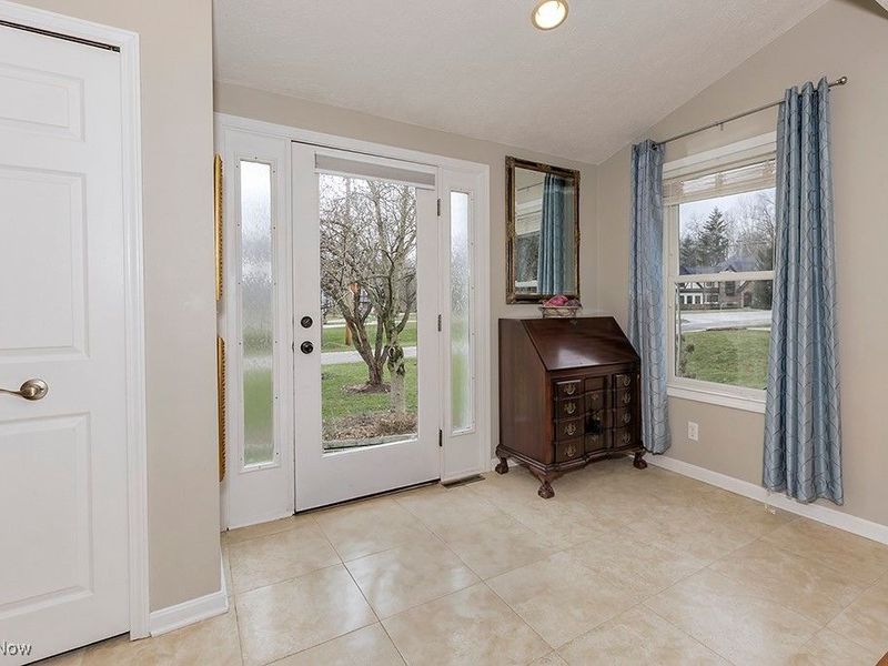 318 Hillside Lane, Chagrin Falls, OH 44022 Photo 2