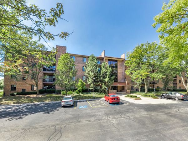 7525 Nantucket Drive, Unit 210, Darien, IL 60561