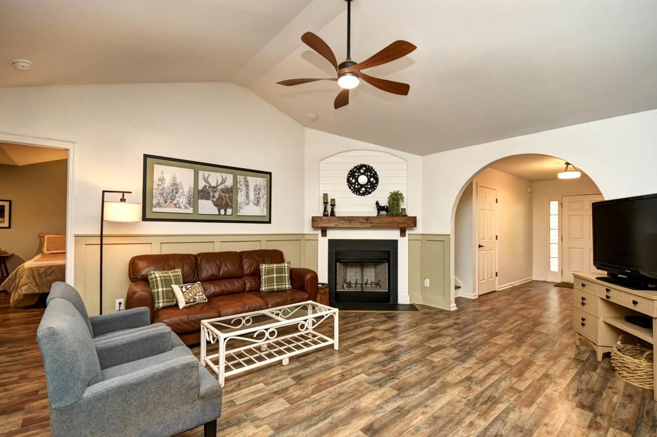 2089 Haystack Way Photo 6