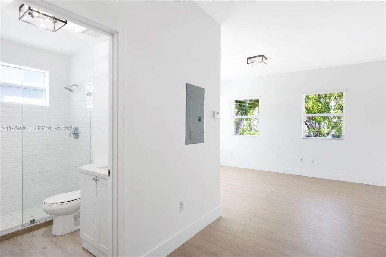 628 Santander Ave, Unit 8, Coral Gables, FL 33134 Photo