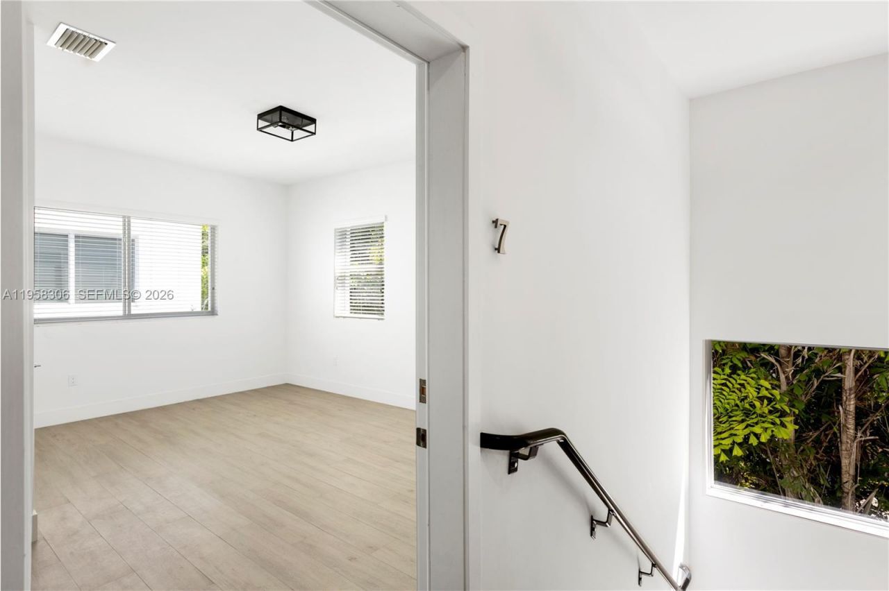 628 Santander Ave, Unit 8, Coral Gables, FL 33134 Photo