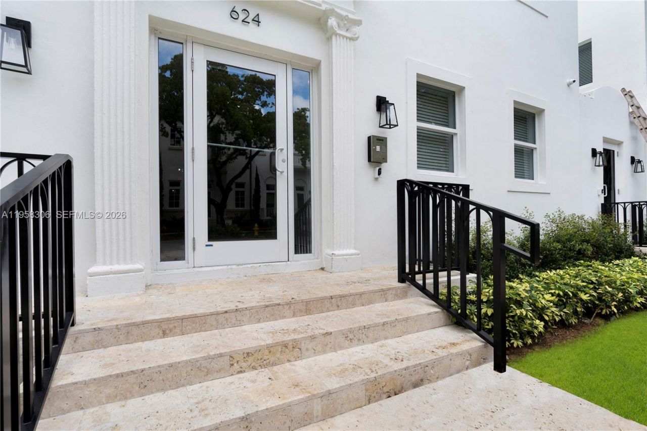 628 Santander Ave, Unit 8, Coral Gables, FL 33134 Photo