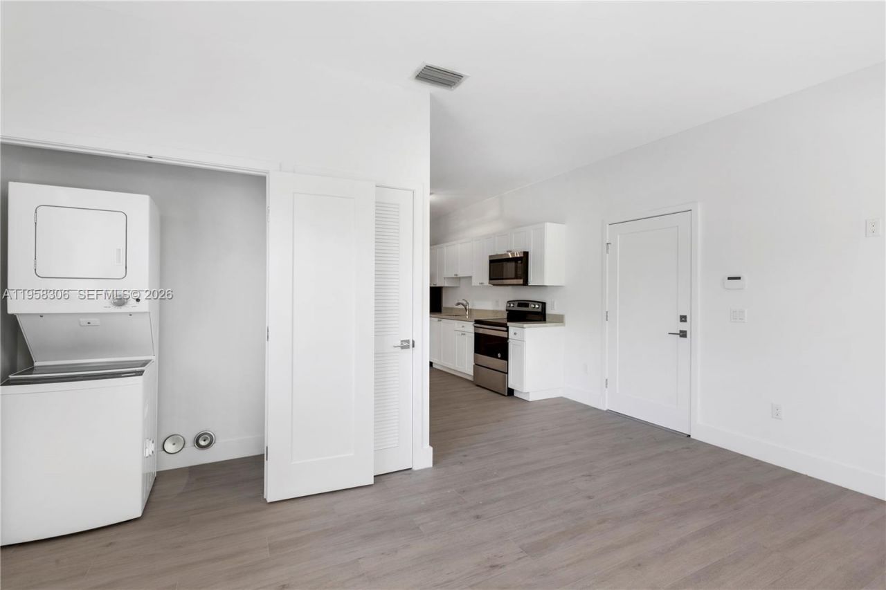 628 Santander Ave, Unit 8, Coral Gables, FL 33134 Photo