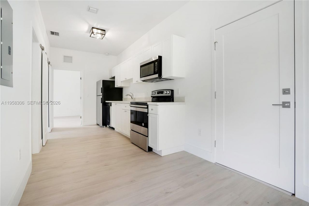 628 Santander Ave, Unit 8, Coral Gables, FL 33134 Photo