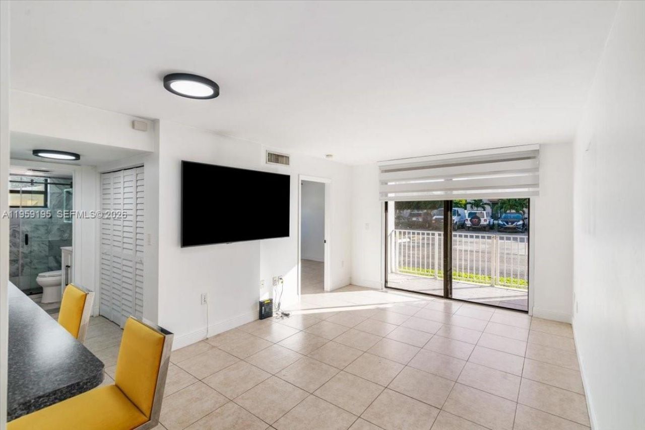 8075 NW 7th St, Unit 120, Miami, FL 33126 Photo