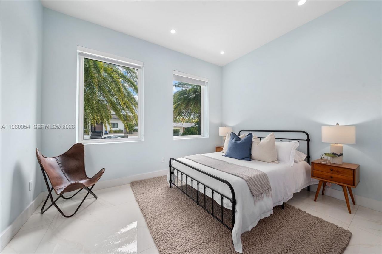 12880 N Bayshore Dr, North Miami, FL 33181 Photo