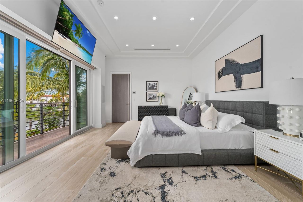 12880 N Bayshore Dr, North Miami, FL 33181 Photo