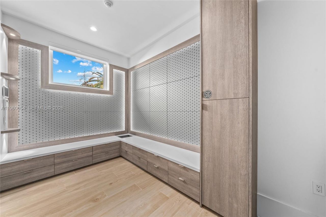 12880 N Bayshore Dr, North Miami, FL 33181 Photo