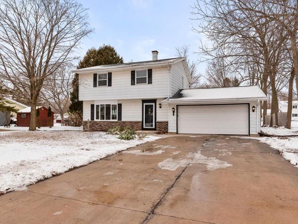 104 W Stoney Ridge WAY, Saukville, WI 53080