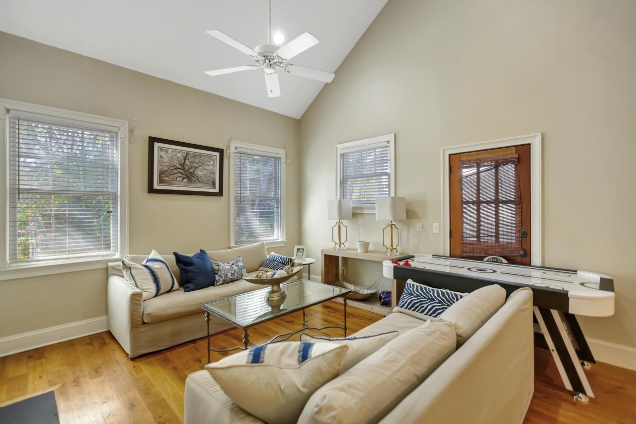 1050 Phillips Park Drive Photo 8