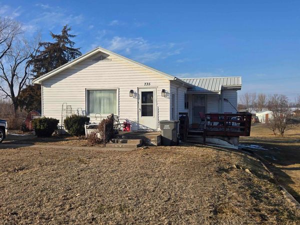 735 W 3RD Street, Dallas City, IL 62330