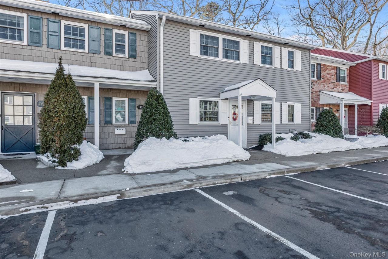1055 Village Drive, Unit 1055, Hauppauge, NY 11788 Main Photo