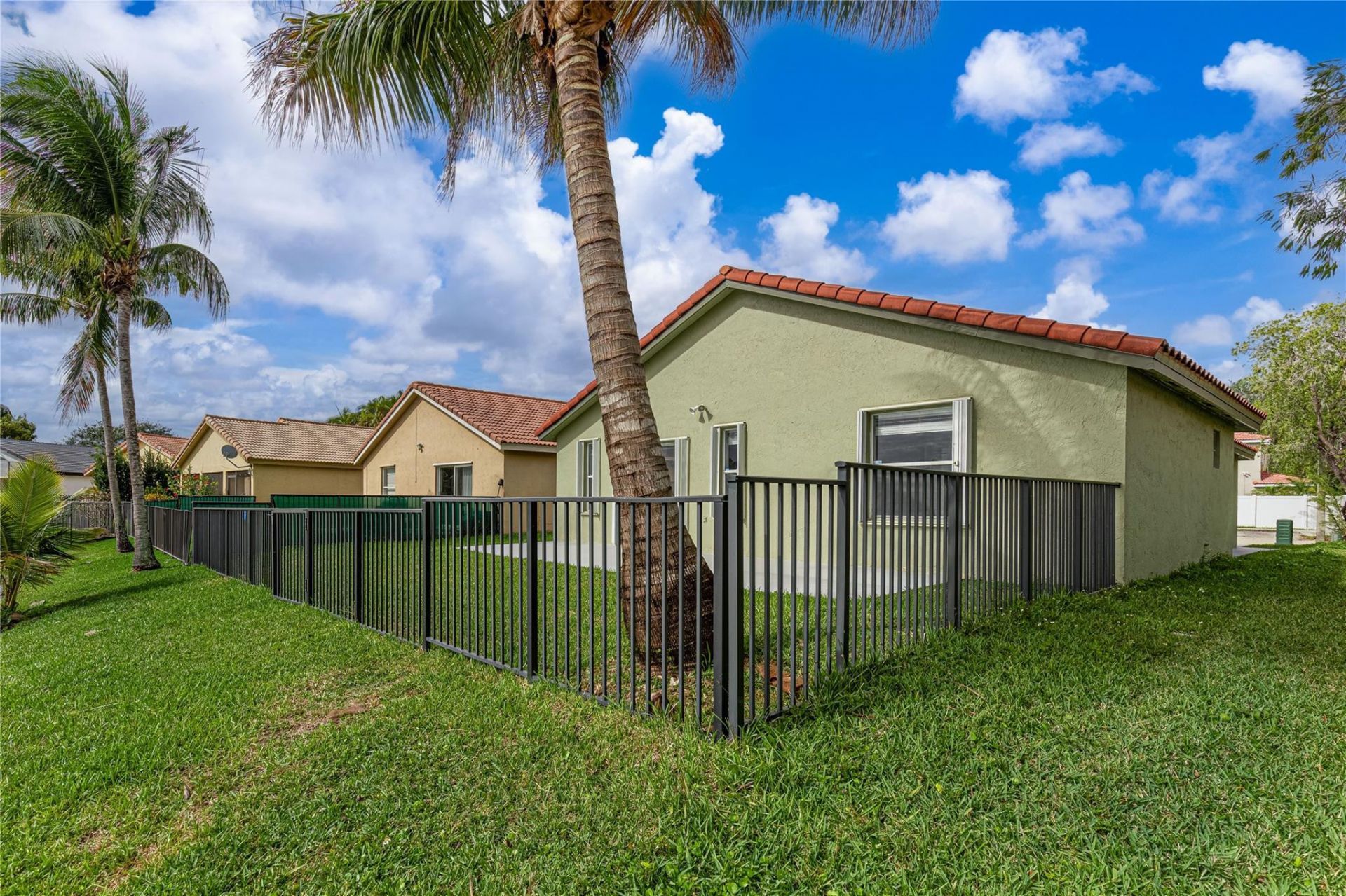 711 NW 182nd Way, Pembroke Pines, FL 33029 Photo
