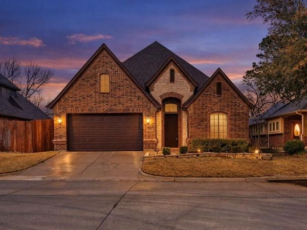 716 Crestridge Circle, Euless, TX 76040