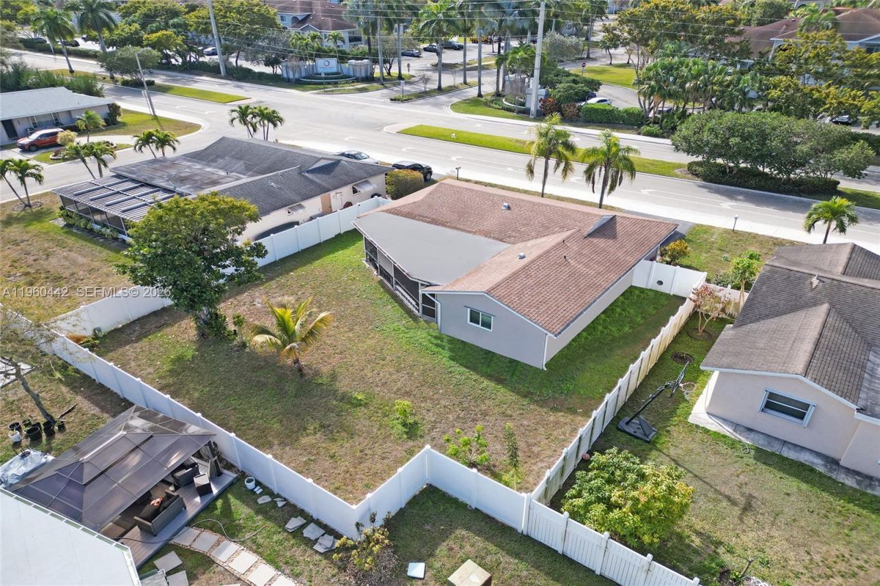 9607 NW 81st St , Tamarac, FL 33321 Photo