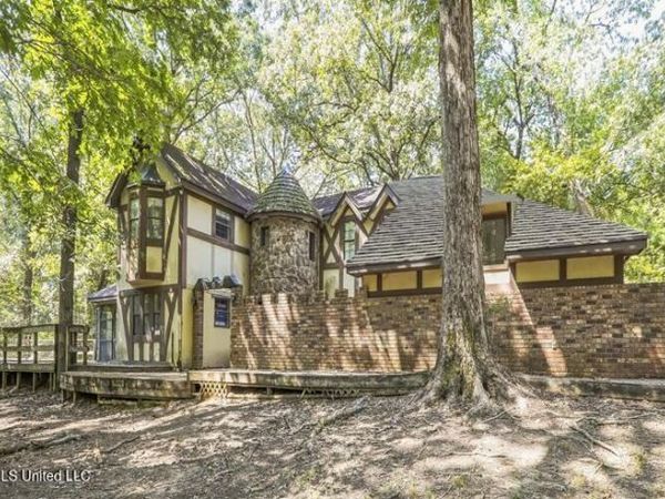 215 Girl Scout Road, Grenada, MS 38901