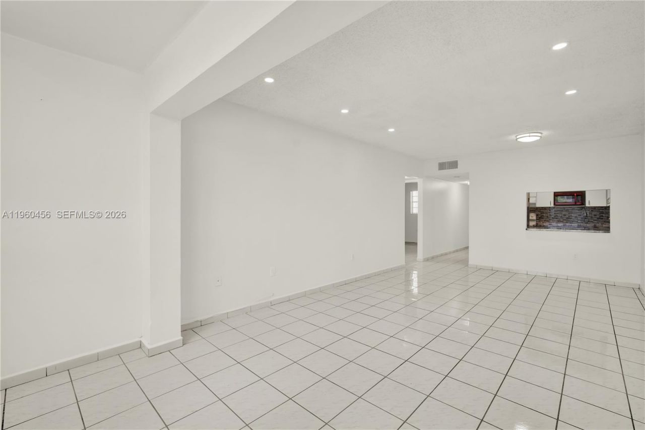 1555 W 44th Pl, Unit 305, Hialeah, FL 33012 Photo