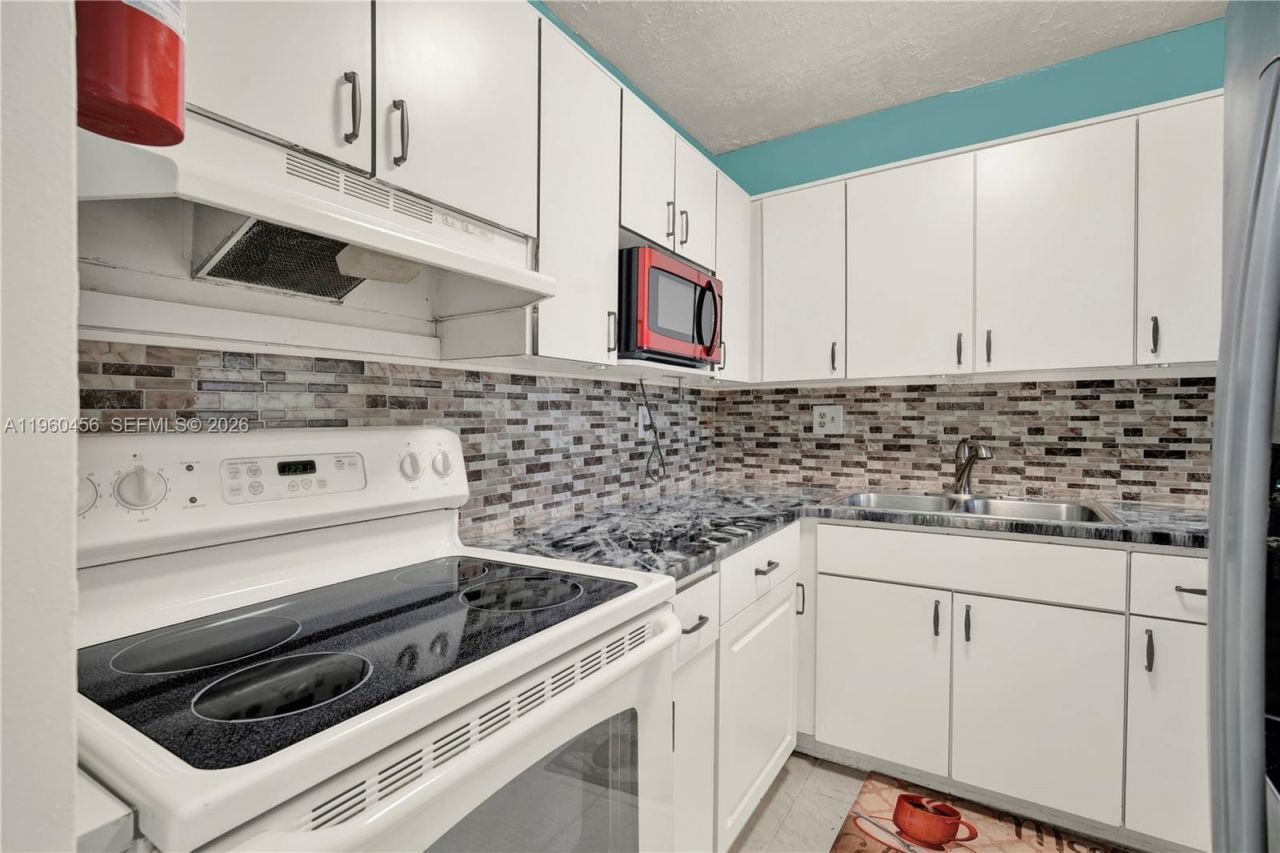 1555 W 44th Pl, Unit 305, Hialeah, FL 33012 Photo