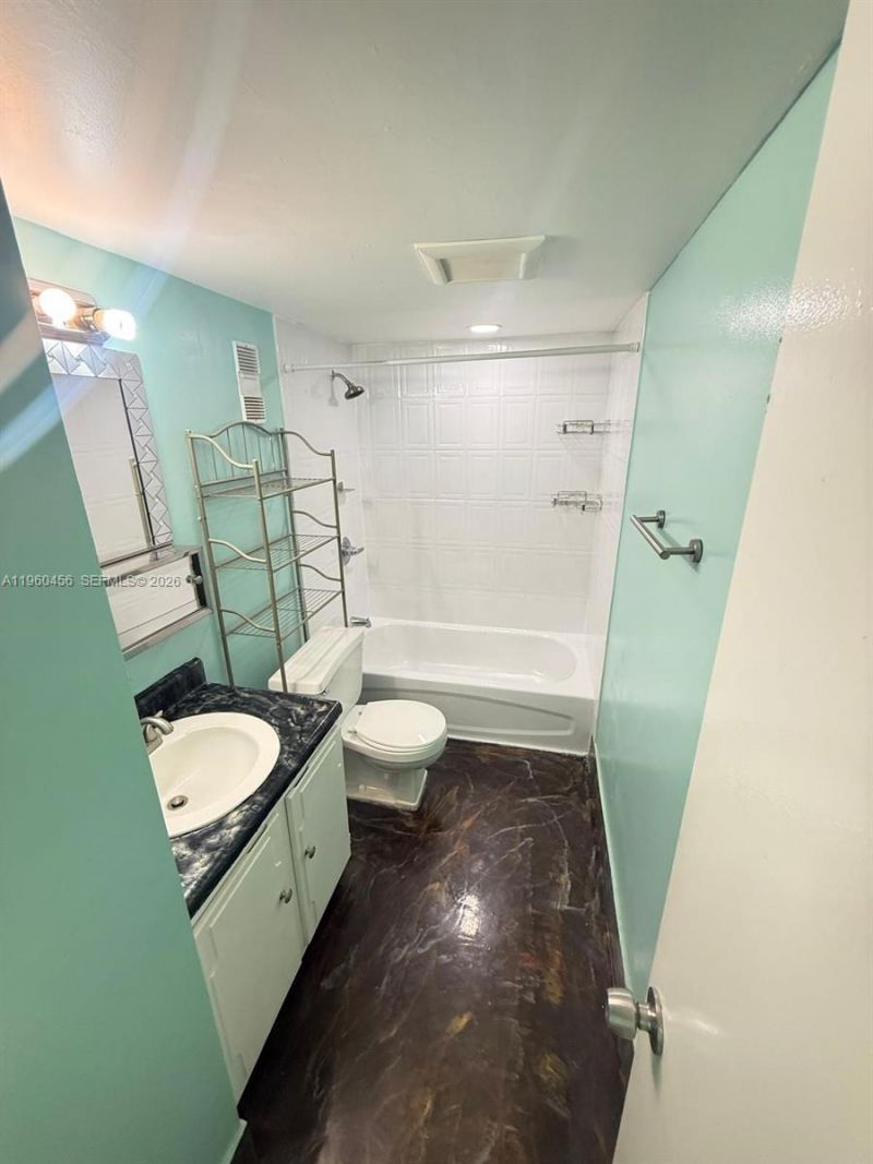 1555 W 44th Pl , Unit 305, Hialeah, FL 33012 Photo