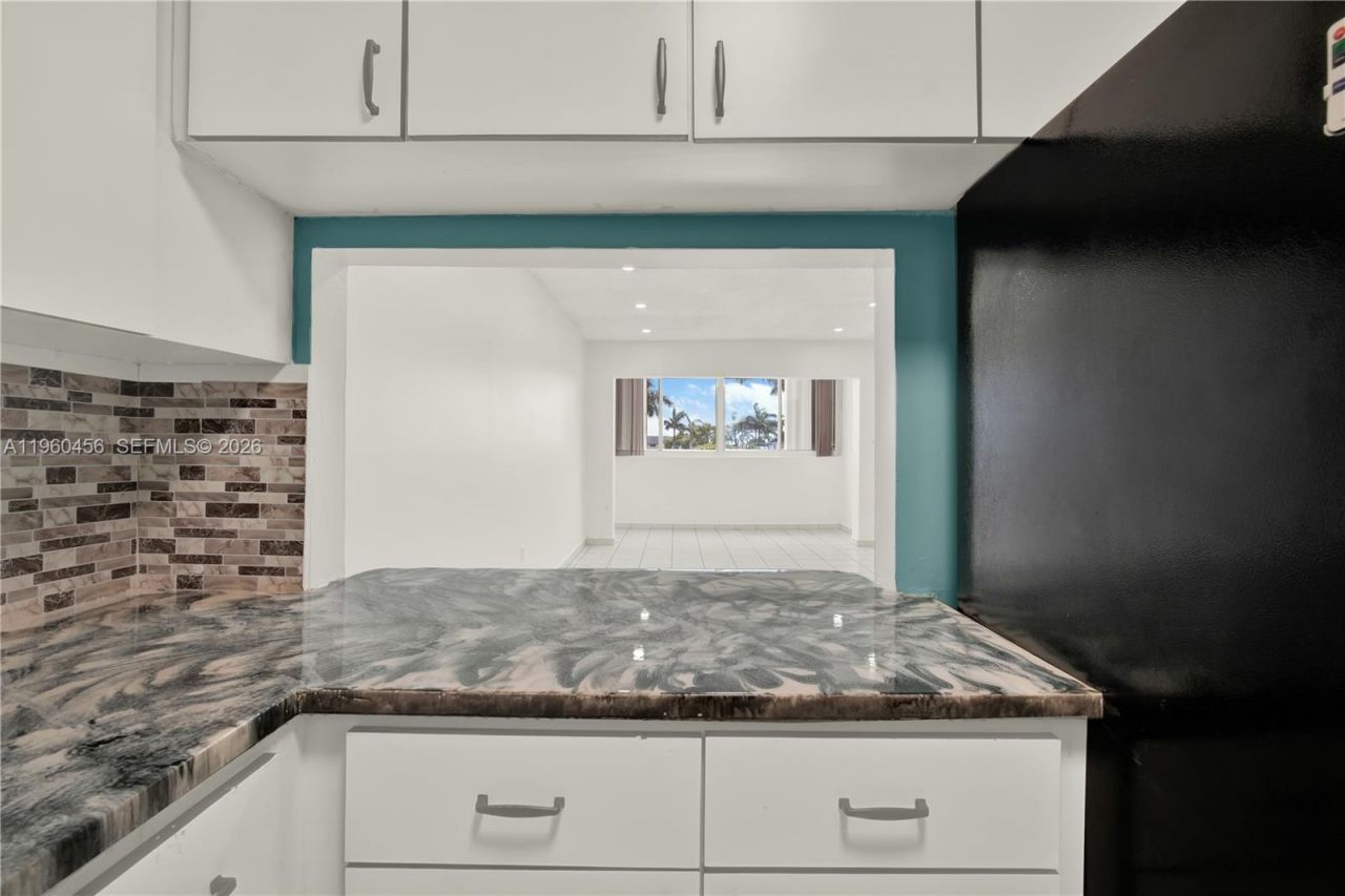 1555 W 44th Pl, Unit 305, Hialeah, FL 33012 Photo
