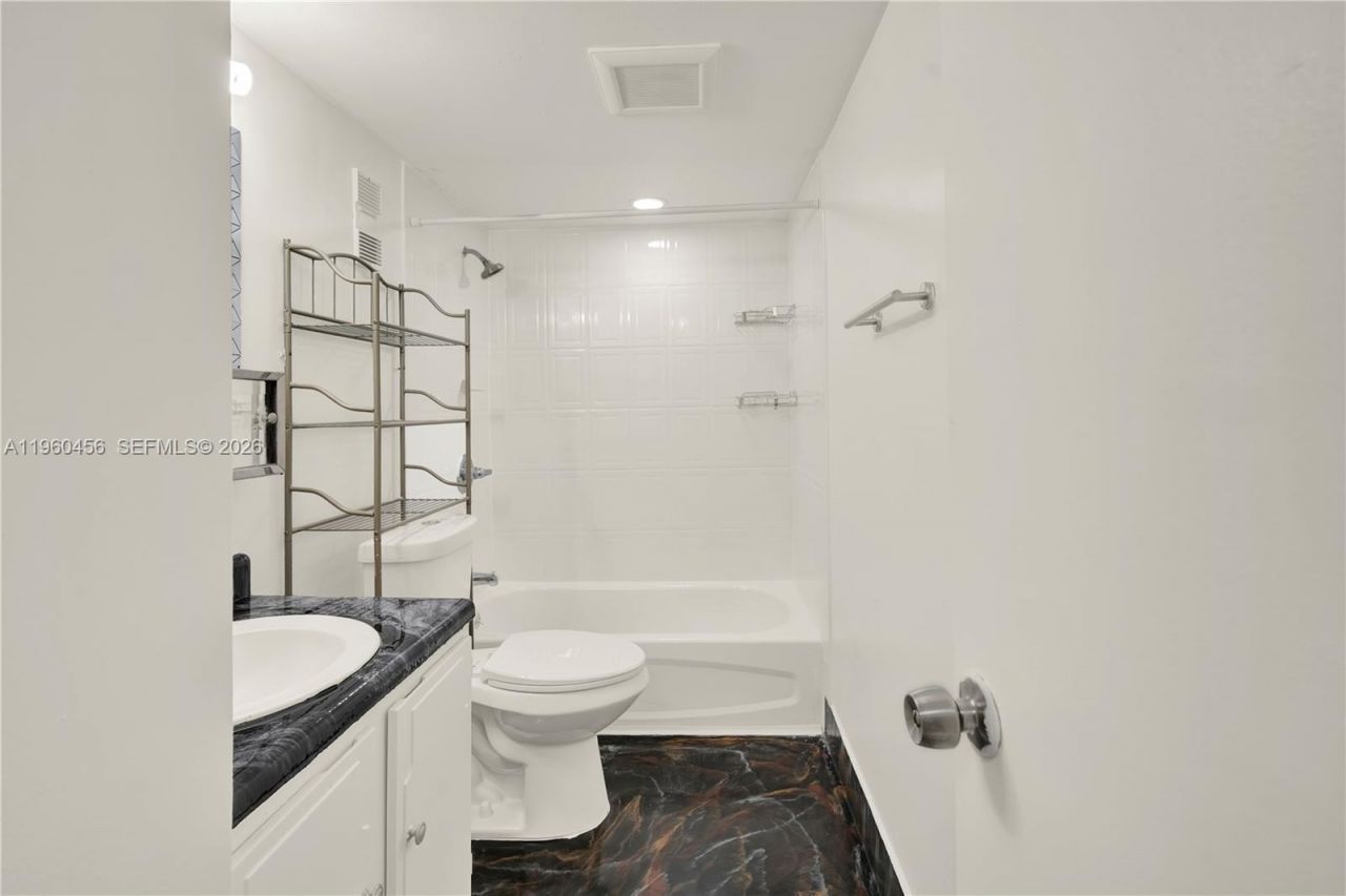1555 W 44th Pl, Unit 305, Hialeah, FL 33012 Photo