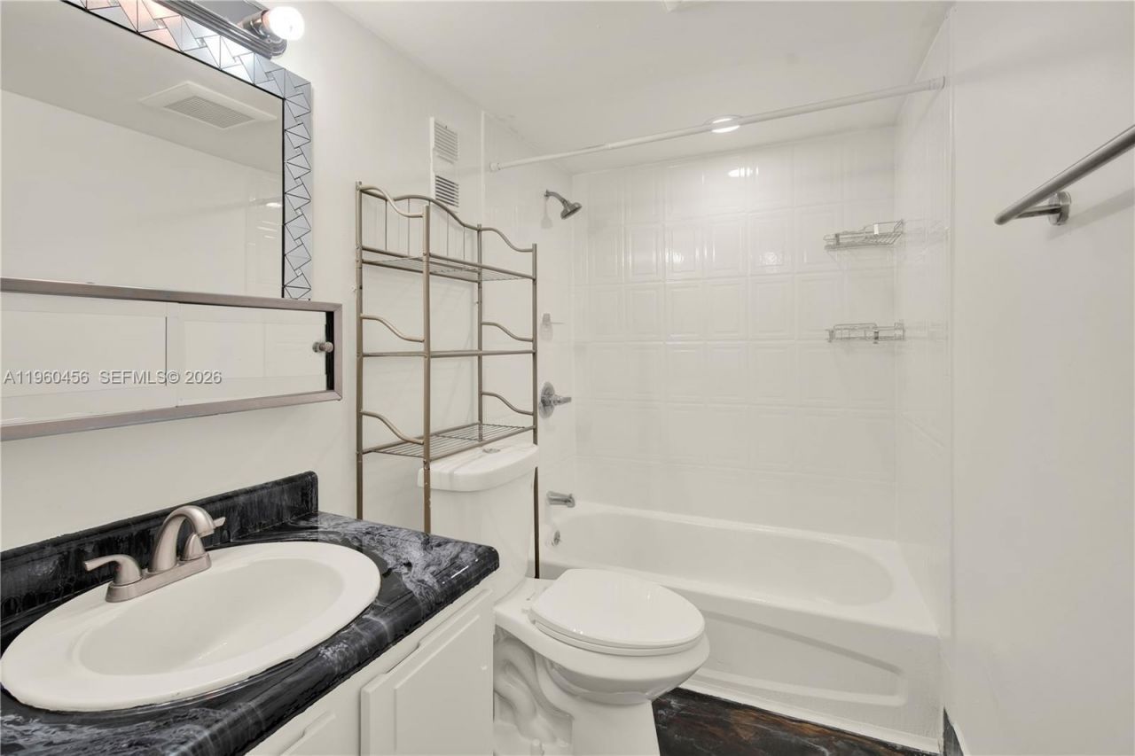1555 W 44th Pl, Unit 305, Hialeah, FL 33012 Photo