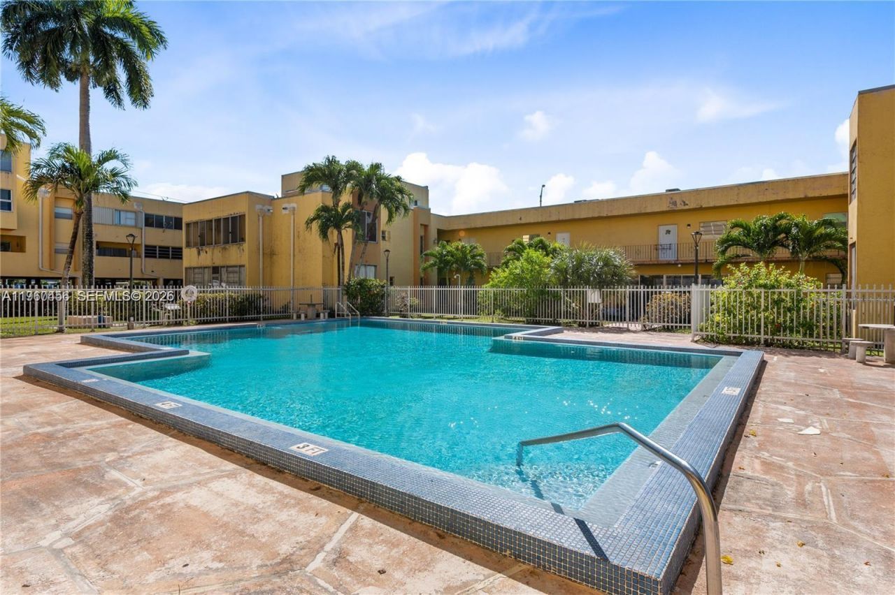 1555 W 44th Pl, Unit 305, Hialeah, FL 33012 Photo