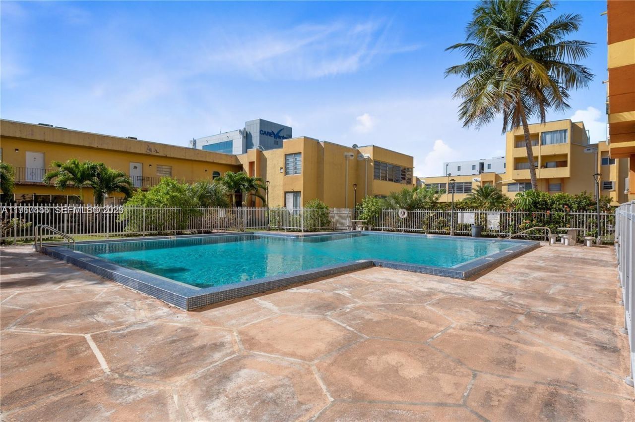 1555 W 44th Pl, Unit 305, Hialeah, FL 33012 Photo