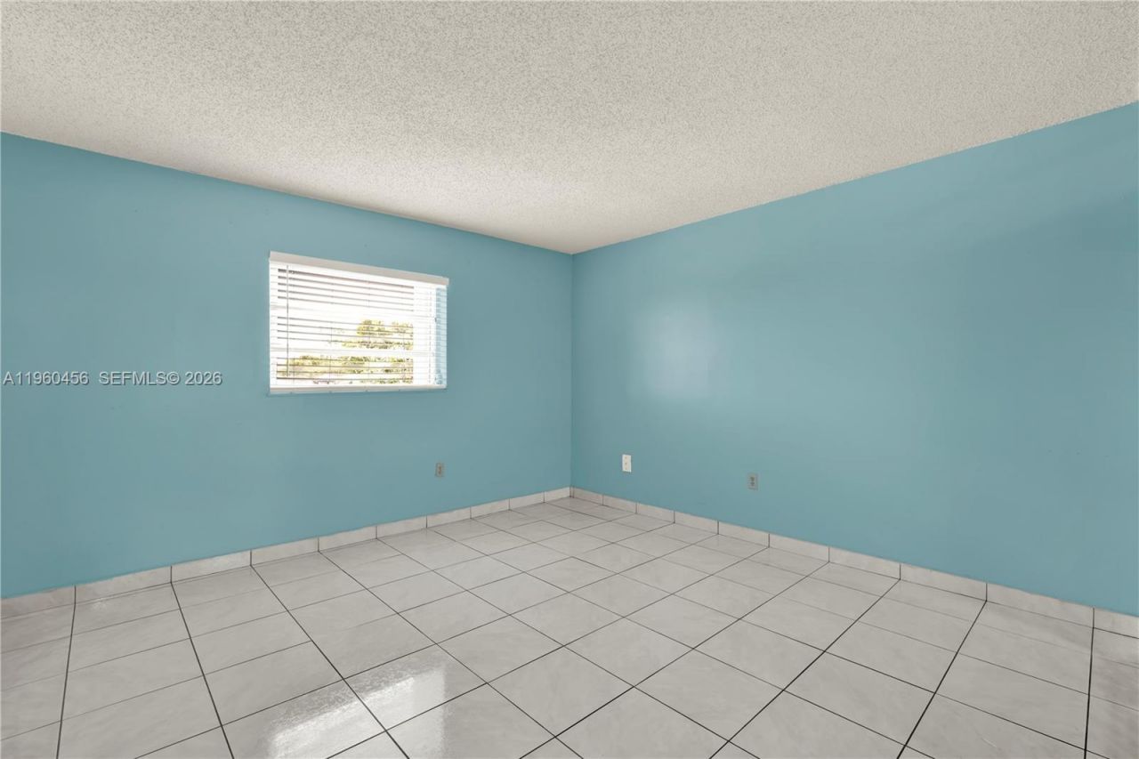 1555 W 44th Pl, Unit 305, Hialeah, FL 33012 Photo