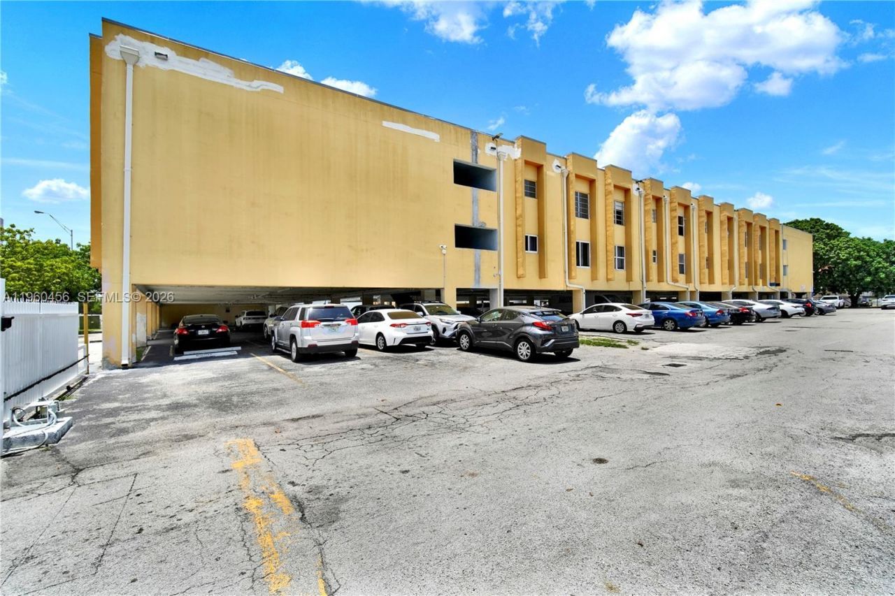 1555 W 44th Pl, Unit 305, Hialeah, FL 33012 Photo