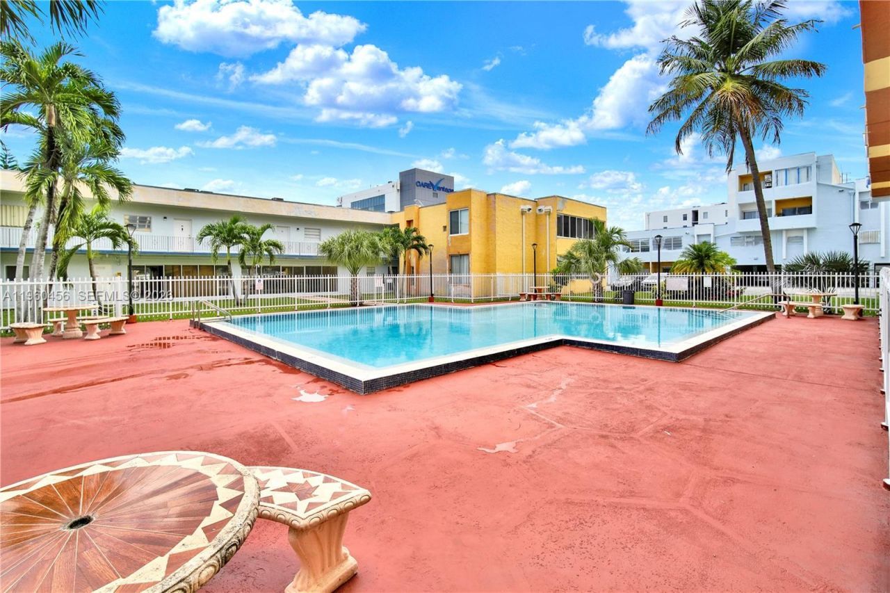 1555 W 44th Pl, Unit 305, Hialeah, FL 33012 Photo