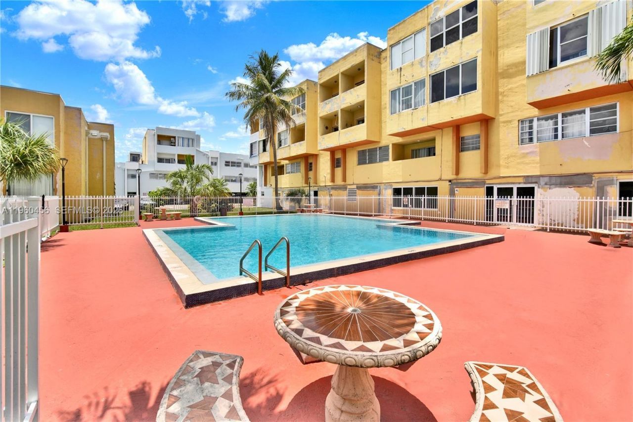 1555 W 44th Pl, Unit 305, Hialeah, FL 33012 Photo