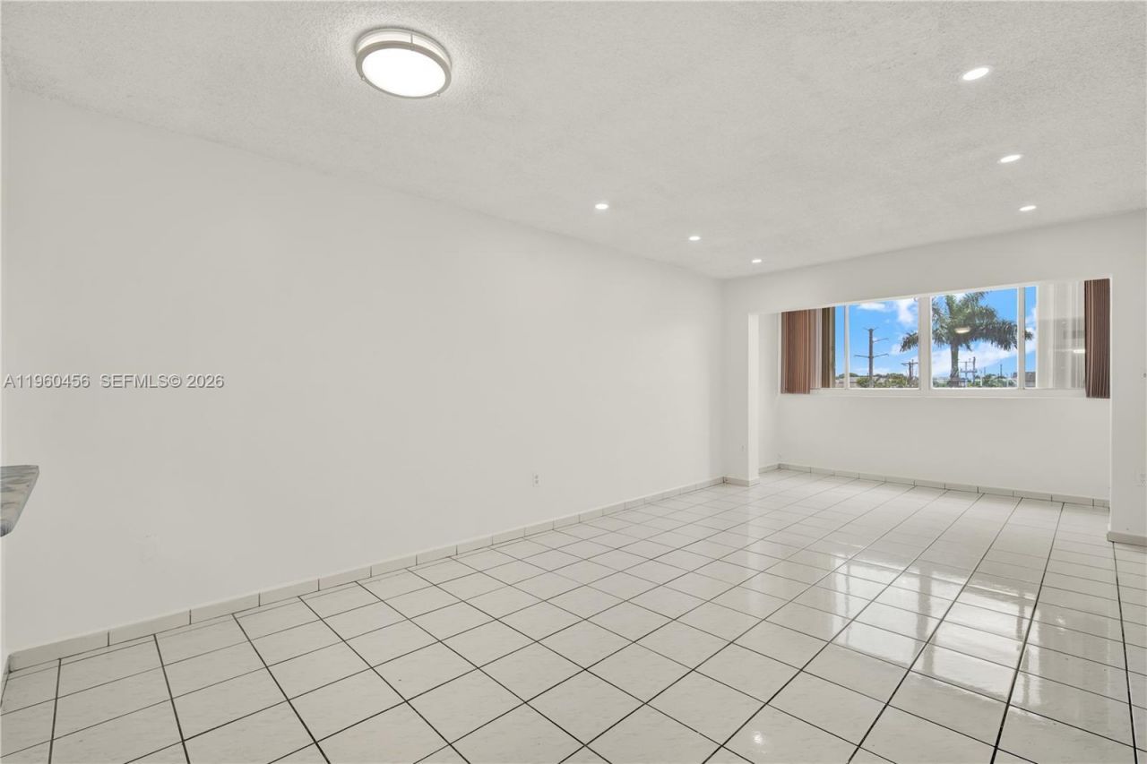 1555 W 44th Pl, Unit 305, Hialeah, FL 33012 Photo