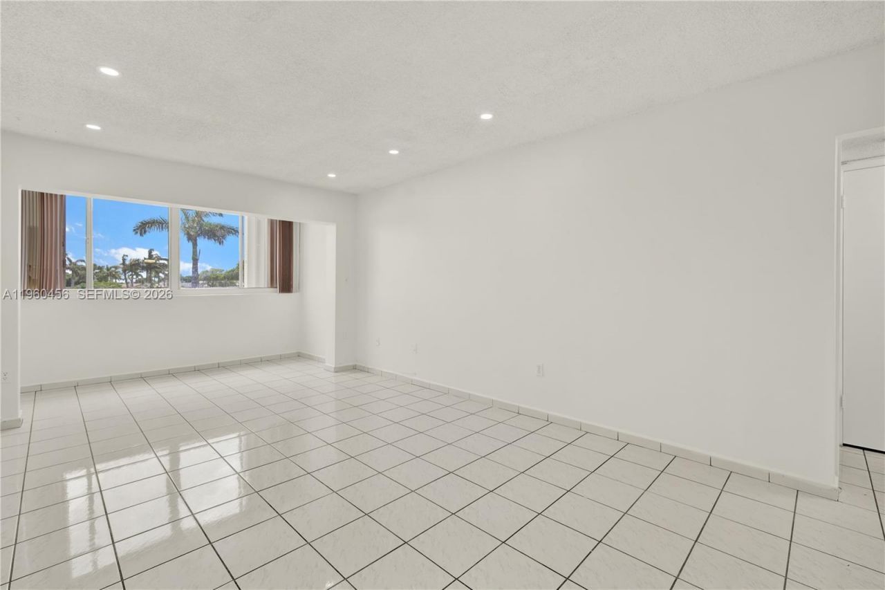 1555 W 44th Pl, Unit 305, Hialeah, FL 33012 Photo